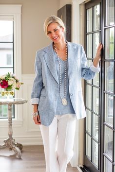 This new women's boyfriend blazer is lightweight, breathable and perfect for all seasons. The linen blend makes it soft to the touch and easy to wear, while the relaxed fit makes it versatile enough to dress up or down depending on your mood. Features two buttons, pockets, and looks amazing with the sleeves cuffed. Boys Summer, Boyfriend Blazer, Haircut For Older Women, 60 Fashion, Classy Fashion, Stylish Clothes, Daily Style, Luxury Linen, Blazer Outfits