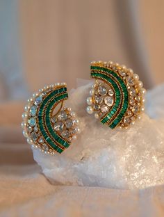 Green Polki Earrings, Bangle Gold Designs, Earrings Tops Gold, Gold Tops For Women, Ear Tops Gold Indian, Emerald Earrings Indian, Gold Studs Earrings Indian, Janmashtami Wallpapers, Modern Indian Jewelry