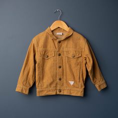 RARE!V intage brown denim jean jacket.  Snap button closure. In great condition with a few small minor flaws (see photos) Brand:  GUESS Size:  5 years  * *  BUNDLE + SAVE --   ANY SHIPPING OVERAGES WILL BE REFUNDED IMMEDIATELY, AND BUYER WILL BE CHARGED ONE FLAT RATE PER ORDER. no returns.  Standard shipping for Canada is untracked lettermail.  Standard shipping for USA is regular untracked surface shipping .  If you need quicker shipping or tracking, please upgrade at checkout.  All items are v Brown Denim Jacket With Pockets For Fall, Brown Denim Jacket With Button Closure For Spring, Casual Brown Denim Jacket With Pockets, Spring Brown Denim Jacket With Pockets, Brown Long Sleeve Denim Jacket For Spring, Brown Denim Outerwear For Spring, Brown Denim Outerwear For Fall, Casual Brown Denim Outerwear, Casual Brown Washed Outerwear