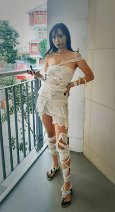 Bandage mummy evil ahmanet Halloween easy DIY Mummy Woman Costume, Mummy Cosplay Women, Mummy Halloween Makeup Women, Female Mummy Costume, Evil Princess Costume, Mummy Costume Aesthetic, Mummies Halloween Costume, Cute Mummy Costume Women, Mummy Costume Women Diy