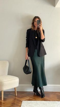 Dark Green Maxi Skirt Outfit, Maxi Skirt Professional Outfits, Dinner Party Outfit Ideas, Silk Maxi Skirt Outfit, Green Maxi Skirt Outfit, Work Skirt Outfit, Skirt Outfit Fall, Satin Skirt Outfit