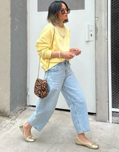 Yellow Sweater Outfit, Casual Chic Outfits, Looks Jeans, Casual Chic Outfit, Casual Work Outfits, Sporty Outfits, Fall Fashion Outfits, Daily Outfits