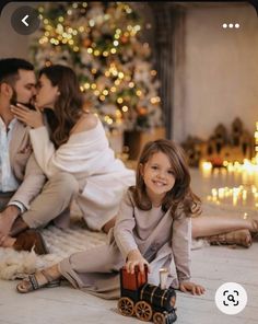 Indoor Christmas Photos, Christmas Tree Photoshoot, Christmas Mini Shoot, Christmas Photography Family, Family Studio Photography, Family Christmas Outfits, Family Photoshoot Poses