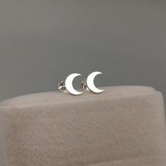 Elevate your celestial style with our crescent moon stud earrings. Handcrafted with sterling silver, these earrings exude a touch of mystical charm. The delicate crescent moon design adds a subtle yet enchanting accent to any outfit. Available in both sterling silver and gold plated options, these earrings offer versatility and timeless elegance. Embrace the allure of the night sky and adorn yourself with these celestial treasures. D E T A I L S * Listing is for one pair earrings(2pcs). * Crescent moon approx. in 9mm. * Lead and nickel free. * Gift wrapped and ready for gifting. S U R F A C E * T E X T U R E S * Sleek Finish Get the polished look with our Sleek Finish! This glossy surface adds a modern touch to your jewelry, perfect for any outfit or occasion. * Satin Finish Enjoy a touch Celestial Style, Crescent Moon Design, Moon Stud Earrings, Moon Studs, Moon Lovers, Celestial Jewelry, Moon Design, Lovers Gift, Earrings Sterling Silver