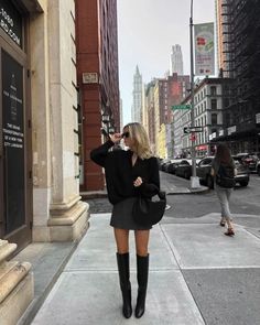 Black High Boots Outfit, Cool School Outfits, High Boots Outfit Winter, Black Knee High Boots Outfit, Classy Autumn, Leather Boots Outfit, New York Girl, Short Skirts Outfits, Preppy Outfits For School