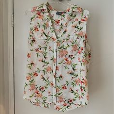 Never Worn White Buttoned Tank Top For Work, White Buttoned Tank Top For Summer, Sleeveless Floral Print Blouse For Work, White Sleeveless Blouse With Floral Print, White Button-up Tank Top For Spring, Sleeveless White Blouse With Buttons, White Sleeveless Tank Top With Buttons, White Sleeveless Blouse With Buttons, White Floral Print Sleeveless Blouse