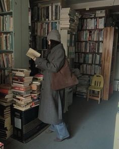 English Women, Best Seasons, Winter Fits, Winter Aesthetic, Autumn Aesthetic, Book Girl, 가을 패션, Book Aesthetic, Aesthetic Outfits