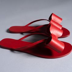 FLIP FLOP RED Green Flip Flops, Pink Flip Flops, Designer Footwear, Flip Flops Style, Black Flip Flops, Bow Pumps, Designer Flats, Bow Sandals, Satin Heels