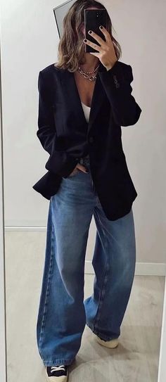 Pantalon Noir Outfit, Fall Winter Outfits Over 40, Smart Casual Outfit Women, Dressy Casual Outfits For Women, Wide Jeans Outfit, Looks Chic, Mode Inspiration