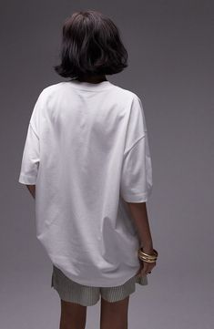 Khaki Oversized Shirt Outfit, Womens Gym Shirts, Oversized White T Shirt, Oversized Shirt Outfit, Oversize Tshirt Outfits, Bold Lettering, T Shirt Cut, Tshirt Outfits, Gym Shirts