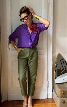 Mode Over 50, Mode Tips, Color Combinations For Clothes, Soft Autumn, Purple Shirt, Casual Work Outfits, Green Pants, 가을 패션, Fabulous Fashion