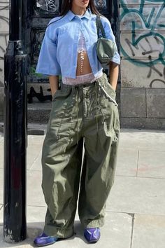 @olakodyra on Tiktok Outfit Vibes Aesthetic, Outfit Ideas With Dress Pants, Pants As Top, Movie Look Outfit, Pride Outfit Inspo Women, Baggy Rave Outfit, Streetwear Night Out, Gorpcore Fashion Women, Queer Aesthetic Outfit