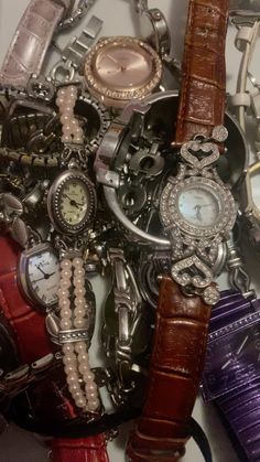 #watchs #vintage #vintagejewellery #jewelry #accessories Dope Makeup, Diy Vintage, Vintage Jewellery, Making Ideas, Vintage Jewelry, Jewelry Accessories, Jewelry Making, Makeup, Pins