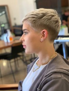 Short Back And Sides Women, Beautiful Short Haircuts, Short Haircut Ideas, Women Haircut, Super Short Pixie, Pixie Haircut Ideas, Short Shaved Hairstyles, Short Haircut Styles