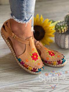 Hippie Shoes, Mexican Huaraches, Colorful Sandals, Mexican Shoes, Mexican Sandals, Bo Ho, Mexican Fashion, Colored Sandals, Mobile Boutique