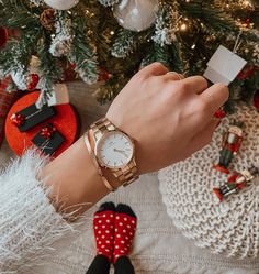 Cartier Christmas, Daniel Wellington Watch Women, Christmas Watch, Nice Watches, Christmas Watches, Daniel Wellington Watch, Trendy Watches, Gold Rolex, Watches Luxury