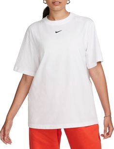 Say hello to your go-to cotton tee. Slightly dropped shoulder seams and a loose fit make it comfortable enough to wear around the house yet elevated enough to wear out in the city. Fit & Design: Embroidered Swoosh logo Loose, relaxed fit Womens Athletic Outfits, Essential Shirt, Women's Sportswear, Swoosh Logo, Athletic Apparel, Athletic Outfits, Sportswear Women, Nike Sportswear, Cotton Tee