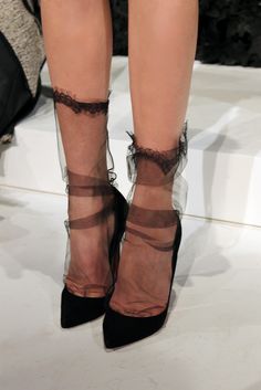 Marchesa Tulle Socks, Look Grunge, Mode Shoes, Mode Tips, Dr Shoes, Sheer Socks, Lace Socks, Black Socks, Winter Trends