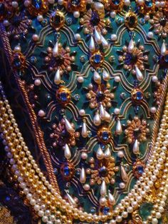 Inspiration. Вышивки, часть 4 - Once upon in a Fairytale Peacock Gown, Jewelry Queen, Elizabethan Costume, Elizabethan Fashion, Elizabethan Era, Shakespeare In Love, Jewelry Tips, Couture Embroidery, Elizabeth I