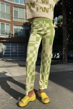 Funky Fashion Outfits, Knitted Trousers, Funky Pants, Chica Cool, Lisa Says Gah, Paloma Wool, Pants Green, Fun Pants, Retro Earring