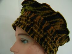 BERET, WOMEN'S HAT, FANCY WOOL HAT GRADES OF GREEN AND ORANGE. IT IS VERY WARM, COMFORTABLE TO WEAR AND LOTS OF SUPPORT. YOU CAN DARE TO BE DIFFERENT BY HAVING ORIGINALITY AND ELEGANCE. HANDMADE SIZE 56-58 non-stretchable Fitted Felt Cap For Fall, Fitted Fall Felt Cap, Fitted Green Felt Hat For Winter, Green Wool Felt Hat For Winter, Green Hat For Fall, One Size Fits Most, Green Hat For Fall, Green One Size Fits Most Hat For Fall, Fitted Green Beanie Hat, Green Brimmed Felt Hat For Winter