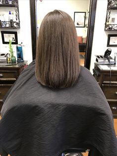 Medium length brown hair No layers No Layers Haircut, Hair Without Layers, Hairstyles Layers, How To Style Hair, Medium Length Brown Hair, Layers Haircut, One Length Hair, Voluminous Waves, Medium Length Blonde Hair