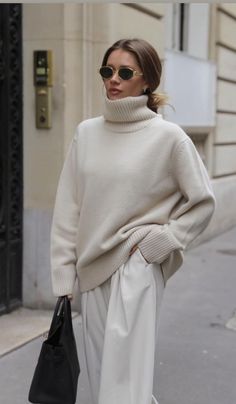 Minimal Fashion Style Woman, Beige Sweater Outfit, Outfit Aesthetics, Winter Trends, Life Tips, Beauty And Lifestyle, Looks Style, Winter Fashion Outfits, Fall Winter Outfits