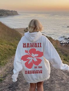 Cute Hoodie Ideas Vinyl, Beach Vibe Clothing, Sweatshirt Beach Outfit, Cute Summer Hoodies, Aesthetic Clothes Hoodie, Over Sized Hoodies Outfits, Cute Summer Sweatshirts, Aesthetic Sweatshirts & Hoodies, Preppy Sweatshirts & Hoodies