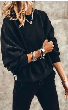 Outfit Black Sweatpants, Black Basic Outfit, Black Sweatpants Outfit, Black Sweatshirt Outfit, Charcoal Sweater, Coat Outfit, Blue Winter, Stylish Sweaters, Black Sweatshirt