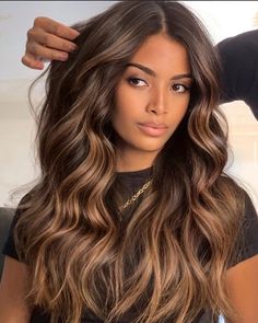 Las mechas para morenas que iluminan y contornean el rostro sin maquillaje | Glamour Dark To Honey Blonde Hair, Blonde Highlights For Brown Skin, Light Brown Hair For Tan Skin, Balayage On Dark Skin Tone, Blonde Balayage On Dark Hair Tan Skin, Hair Color Ideas For Light Brown Skin, Balayage Hair On Tan Skin, Deep Winter Hair Color Highlights, Hair For Brown Eyes And Olive Skin