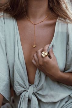 Bohemian Diesel, Jewelry Photoshoot, Casual Chique, Gold Necklace Layered, Jewelry Photography, A Necklace, 가을 패션, Jewelry Inspo, Narnia