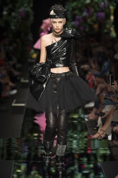 Corset Fashion Outfits, Franco Moschino, 80s Punk, Fashion Week 2018, Rock Chick, Fashion Runway, Jeremy Scott, Fashion Industry