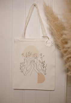 100% cotton tote bag in white with creative line art print. Our stylish tote bag is made of 100% cotton and has a robust material thickness of 12 oz, it has an inside pocket and an additional zipper. The dimensions of our cotton bag are: height 39 cm, width 35 cm, loop length 55 cm, the inside pocket measures 19 x 19 cm. It is the ideal everyday companion for all those who value sustainability and style, whether for small purchases or for leisure use. The additional inside pocket is perfect for Creative Line Art, Tote Bag Fabric, Bag Minimalist, Stylish Tote Bag, Bag Fabric, Cotton Tote Bag, Fabric Bag, Cotton Totes, Cotton Bag