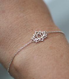 Sterling Silver Lotus Flower Hand or Anklet Bracelet Length:18,5 cm. (7,28″); Metal:Silver 925. Elegant Silver Flower Bracelets, Silver Sterling Silver Flower Bracelets, Delicate Sterling Silver Flower Bracelets, Delicate Sterling Silver Flower Bracelet, Delicate Flower-shaped Sterling Silver Bracelets, Elegant Silver Bracelet With Flower Charm, Delicate Silver Flower Bracelets, Delicate Silver Flower Bracelet, Sterling Silver Flower-shaped Bracelets