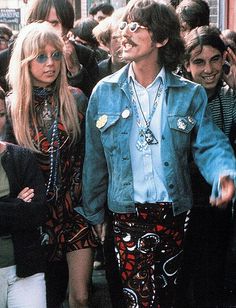 Hippies Clothing in the 60s | Vintage Festival Fashion George & Pattie Woodstock 60s | Hippy Beatles Outfit, Beatles Style, George Harrison Pattie Boyd, Patti Boyd, Beatles Fashion, Party Costume Ideas, 1960’s Fashion, Coachella 2017