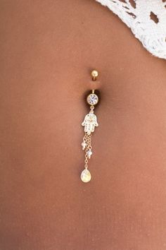 "A Hamsa belly button ring made with dangling Swarovski crystal beads. This navel piercing is a stunner! Handmade of a 14k Gold filled barbell, Hamsa hand pendant, and clear Swarovski crystal beads. The Hamsa (or Hand of Fatima) is a middle-eastern symbol of good luck, said to keep evil spirits away. Do not hesitate to contact me for special requests and customization! ♥♥ ▶ 14K goldfilled curved barbell, 11 mm long for a universal fit. ▶ Delicate 14K goldfilled chain ▶ Clear Swarovski faceted cr Belly Button Piercing Hoop, Belly Button Piercing Dangle, Navle Piercing, Christmas Crystals, Piercing Bouche, Piercing Navel, Gold Belly Button Rings, Bellybutton Piercings, Belly Button Piercing Jewelry