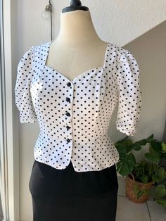 Elegant top with a great cut that flatters the figure wonderfully. with heart cutout buttoned through puff emphasized waist peplum fed could be styled with a skirt or even with mom jeans. #cottagecore I always send with insurance, which is of course more expensive. If you would prefer cheaper shipping, please write to me in advance. If, contrary to expectations, there is a loss, I will not be responsible for it. Chest: 49cm Waist: 39cm Length: 50.5 cm Fitted Peplum Tops For Spring, Fitted Cottagecore Blouse For Spring, Spring Cottagecore Fitted Blouse, Fitted Peplum Blouse For Spring, Fitted Square Neck Top With Buttons, Classic Fitted Puff Sleeve Blouse, Classic Fitted Blouse With Puff Sleeves, Fitted Spring Cottagecore Tops, White Fitted Cottagecore Top