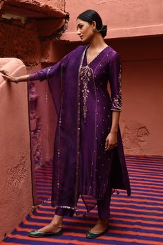 Shop for Deep Thee Purple Chanderi Embroidered Kurta Set for Women Online at Aza Fashions Straight Kurti Designs Party Wear, Straight Kurti Designs, Salwar Ideas, Plazo Designs, Sheer Dupatta, Silk Kurta Set, Kurti Sets, Silk Suits