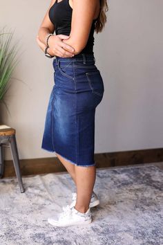 Winter Modest Fashion, Skirt Classy, Dark Denim Skirt, Modest Boutique, Classy Closets, Outfit For Spring, Elastic Skirt, Everyday Casual Outfits, Midi Denim