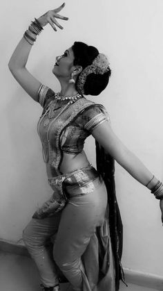 Lavni Dance, Acupressure Points, Low Bun, Indian Aesthetic, Beautiful Saree