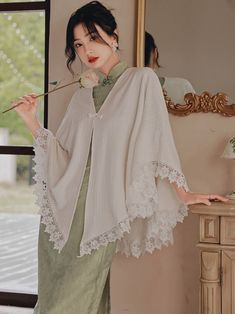 Green Cheongsam Dress, Japanese Women's Clothing, Chinese Fashion Cute, Vietnamese Fashion Modern, Chinese Royal Clothing, Green And White Clothes, Dresses With Shawls, Casual Hanfu, Winter Hanfu