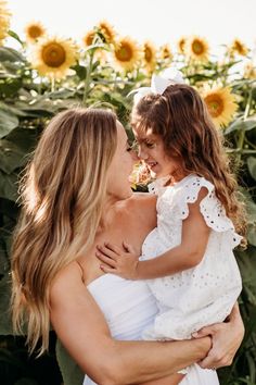 Gallery Wall Family Photos, Family Sunflower Photoshoot, Wall Family Photos, Boho Photo Wall, Gallery Wall Family, Sunflower Mini Session, Sunflower Shoot, Sunflower Photos, Family Outfit Inspiration