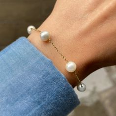 ✨Naturel Pearl Bracelet 14K Solid Gold / Gift for Her / 6mm Naturel Pearl Bracelet / Bridesmaid Gift / Mothers Day Gift / Valentine Day Gift✨ Material: Solid Gold (Not Gold Filled or Gold Plated) Karat: 14K (real gold stamp 585)  Gold Color: Yellow Gold ✅Available in yellow gold, rose gold or white gold options 🎁You can give it directly as a gift to your lover, girlfriend, colleague, good friend,or yourself! Or just give the most special person in your life as a surprise gift to remind her/him Gift Single Strand Round Gold Bracelet, Classic Gold Bracelet Single Strand Gift, Classic Gold Single Strand Bracelet As Gift, Classic Single Strand Gold Bracelet As Gift, Classic Single Strand Gold Bracelet For Gift, Classic Single Strand Gold Bracelet Gift, Gold Pearl Bracelet, Gold Armband, Gold Gift