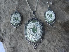 Items similar to CHRISTMAS Wreath Cameo Necklace and Earring Set - Great Quality - Holiday Jewelry - Christmas Jewelry on Etsy Diy Jewelry Making Tutorials, Cameo Pendant Necklace, Second Wedding, White Wreath, Cameo Necklace, Cameo Pendant, Jewelry Christmas, Message Jewelry, Necklace And Earring Set