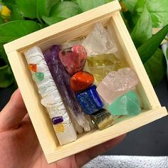 Color Frequencies, Quartz Rock, Lapis Lazuli Crystal, Sacred Spaces, Bedrooms Ideas, Reiki Crystals, Green Fluorite, Meditation Crystals, Wooden Gift Boxes