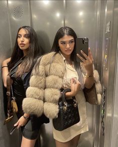 Travel Photography Aesthetic, Pinterest Art, Luxury Lifestyle Fashion, Mode Zara, Best Friend Outfits, Best Friend Photoshoot, Money Success, Rich Girl Lifestyle, Financial Abundance