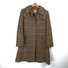 Le-Ro vintage 70s women's coat, houndstooth pattern in shades of brown, has 2 pockets and is slightly flared. The composition label is not there but it is certainly in wool. S size Measures: Shoulder width: 40cm Length from shoulder to wrist: 60cm Armpit to armpit width: 51cm Length: 96cm Final part width: 75 cm Condition: PERFECT - No signs of wear Our garments are all vintage and second hand. Any signs of wear or defects are documented with photos and description. For any questions, photos, vi 1970s Style Fall Outerwear With Pockets, Retro Brown Outerwear For Vintage Fashion, Vintage Outerwear For Fall, Retro Fall Outerwear For Vintage Fashion, Fall Vintage Fashion Single-breasted Outerwear, Brown Vintage Fashion Outerwear For Fall, Brown Vintage Outerwear For Fall, Brown Outerwear For Fall Vintage Fashion, Fall Vintage Outerwear