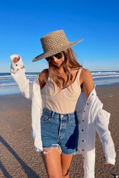 Trendy Natural Bucket Hat For The Beach, Trendy White Beach Sun Hat, Trendy Spring Beach Bucket Hat, Spring Beach Beige Bucket Hat, Chic Spring Beach Bucket Hat, Miami Vibes Outfits, Romantic Wardrobe, Simple Poses, Boston Trip