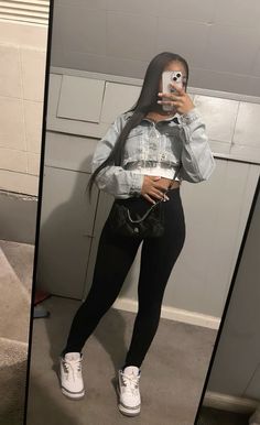 Outfit Idea Sweatpants, Calm Fits Black Woman For School, 10 Grade Outfits, Baddie Fits Black Women, Chill Fly Girl Outfits, Quick School Outfits, Gray Sweet Pants Outfits, Outfits Black Girls Baddie, Outfits With Straight Hair