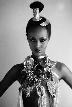 Iman Abdulmajid : She studied political science at the University of Nairobi and fluent in five languages: Somali, Arabic, Italian, French and English. She was one of the first South African super model. With more than a quarter century of photo shoots behind her, Iman needs no direction—instead, she offers it. “I can see in my head the final shot, so the objective is to create something original and modern, to serve the photographer’s vision.” 1970s Hairstyles, Starověký Egypt, Jerry Hall, Jean Shrimpton, Oh My Goddess, Midas Touch, Maria Callas, Tilda Swinton, Linda Evangelista